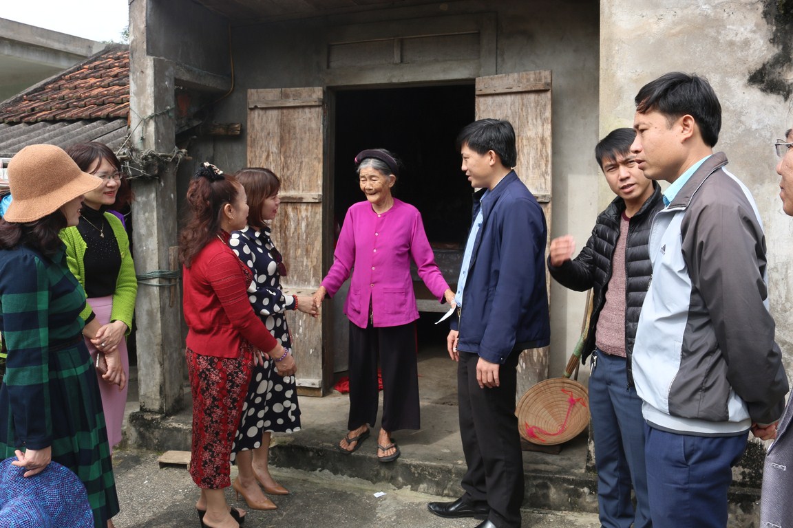 Mang quà xuân Kỷ Hợi đến với các hộ  nghèo huyện Kỳ Anh
